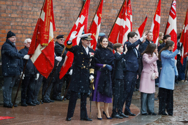 H. M. Kong Frederik den 10. og Dronning Mary med børn ankommer til festgudstjenesten