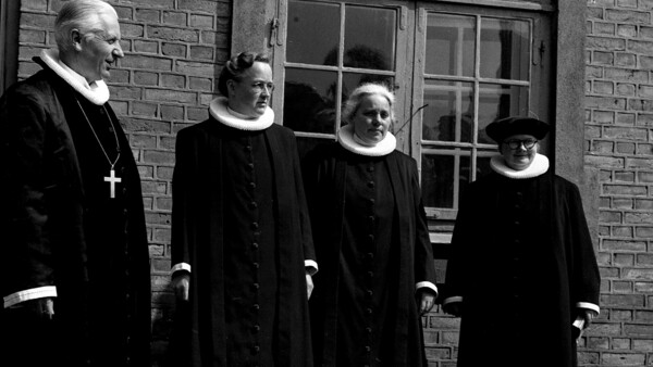 Den 28. april 1948 blev Johanne Andersen, Ruth Vermehren og Edith Brenneche-Petersen ordineret som de første kvindelige præster i Danmark. (Foto: Pressefotograf Arne Bloch, Odense Stadsarkiv)