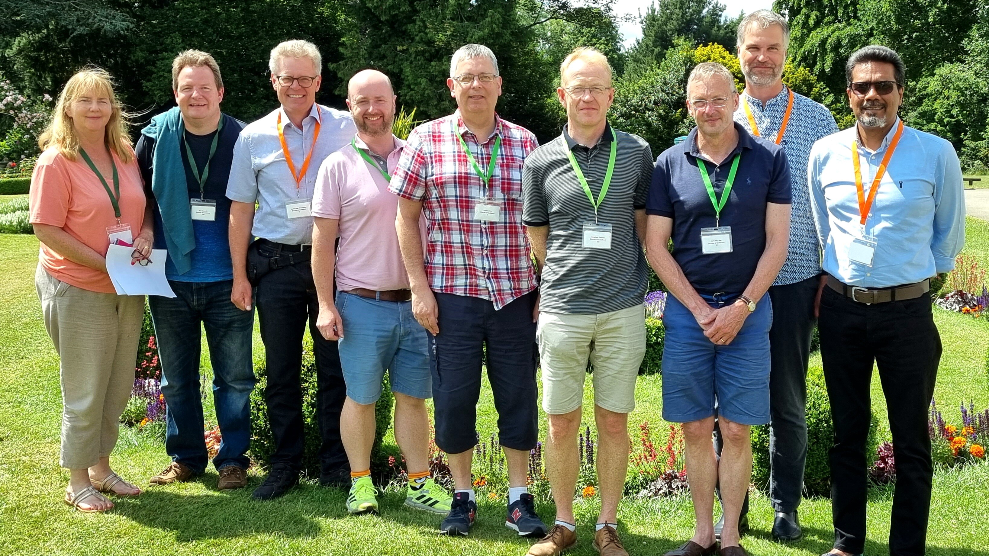 Stiftspræst Peter Fischer-Nielsen og sognepræst Martin Boje Christensen sammen med de engelske præster, der skal ud at vandre på Hærvejen i september.