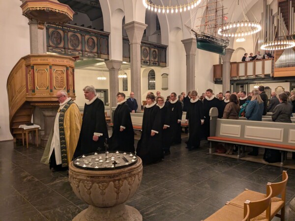 Procession med Bornholms præster i Sankt Nicolai Kirke i Rønne