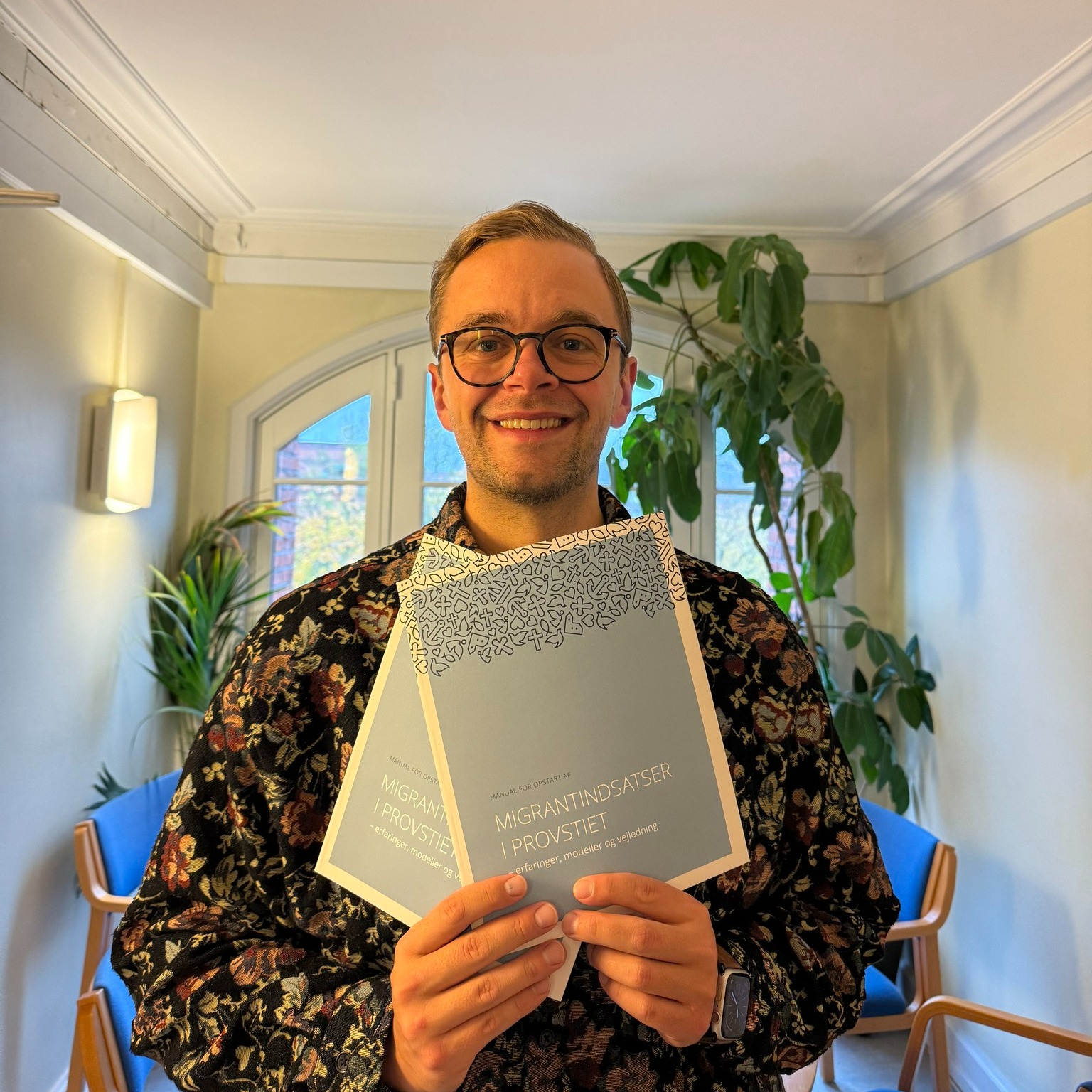 Netværksmedarbejder i Folkekirkens Migrantsamarbejde, Lucas Skræddergaard, med den ny manual.