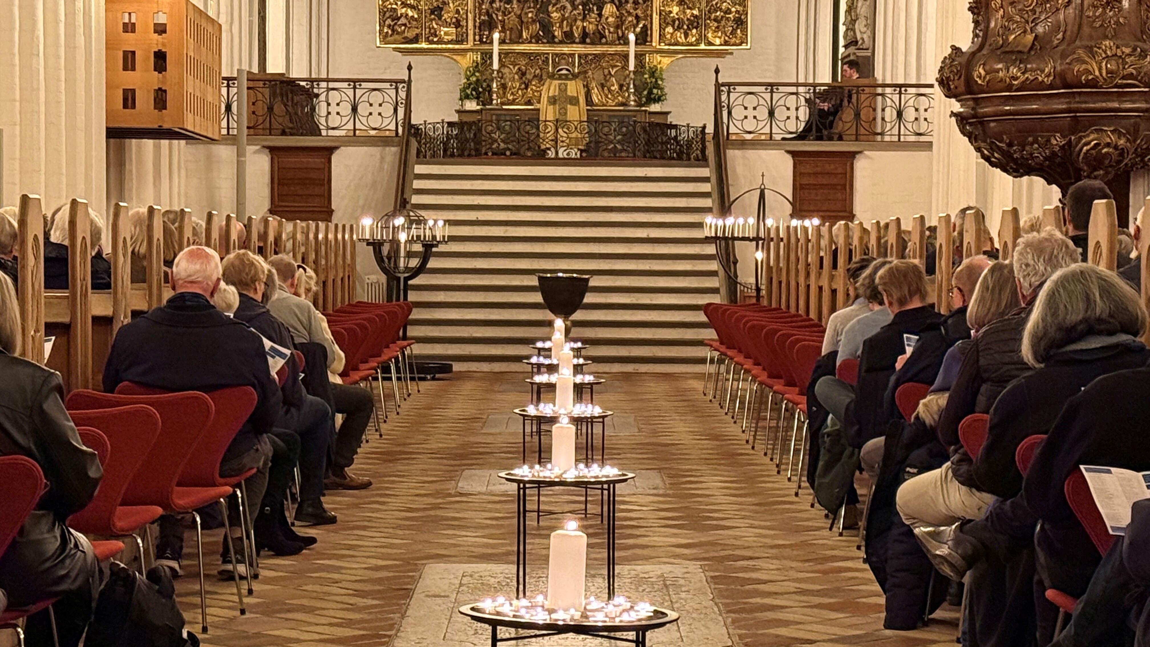 Levende lys i midtergang i Odense Domkirke