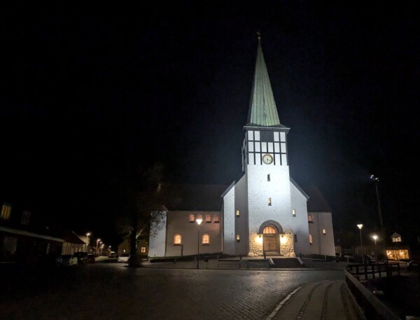 Sankt Nikolai Kirke i Rønne er oplyst i novembermørket