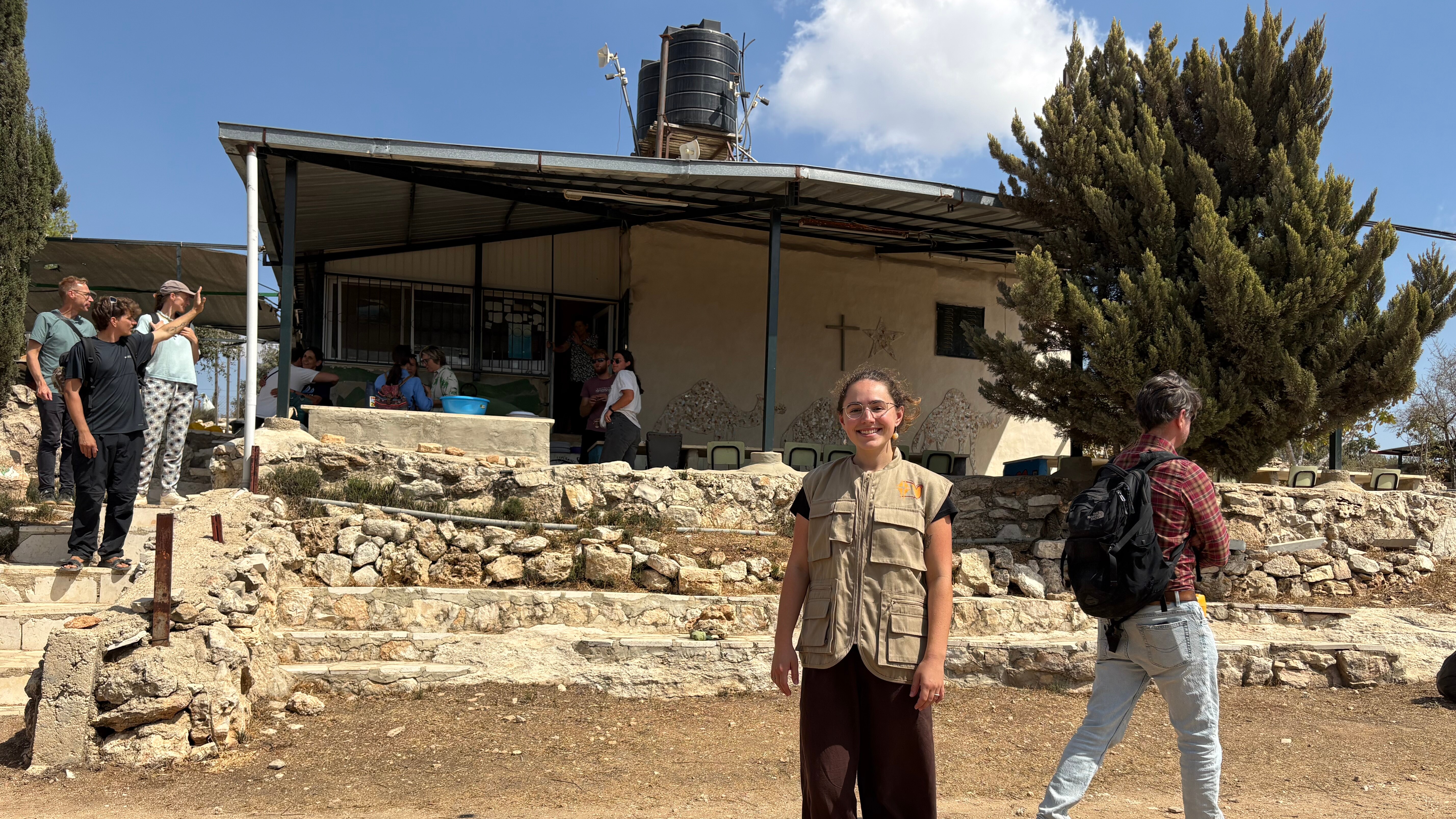 Sara står foran Tent of Nations