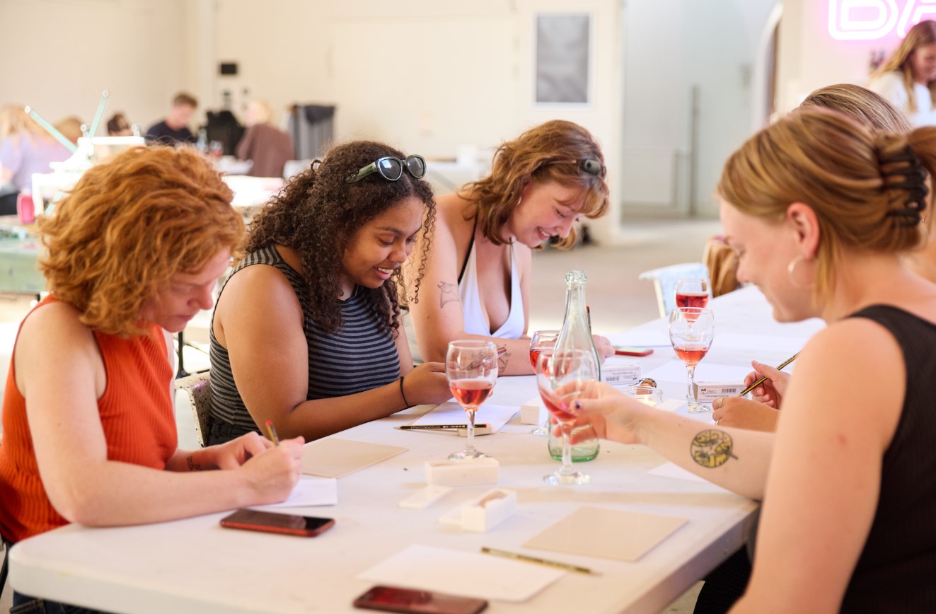 Her er et foto af en ung dreng