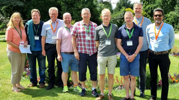 Stiftspræst Peter Fischer-Nielsen og sognepræst Martin Boje Christensen sammen med de engelske præster, der skal ud at vandre på Hærvejen i september.