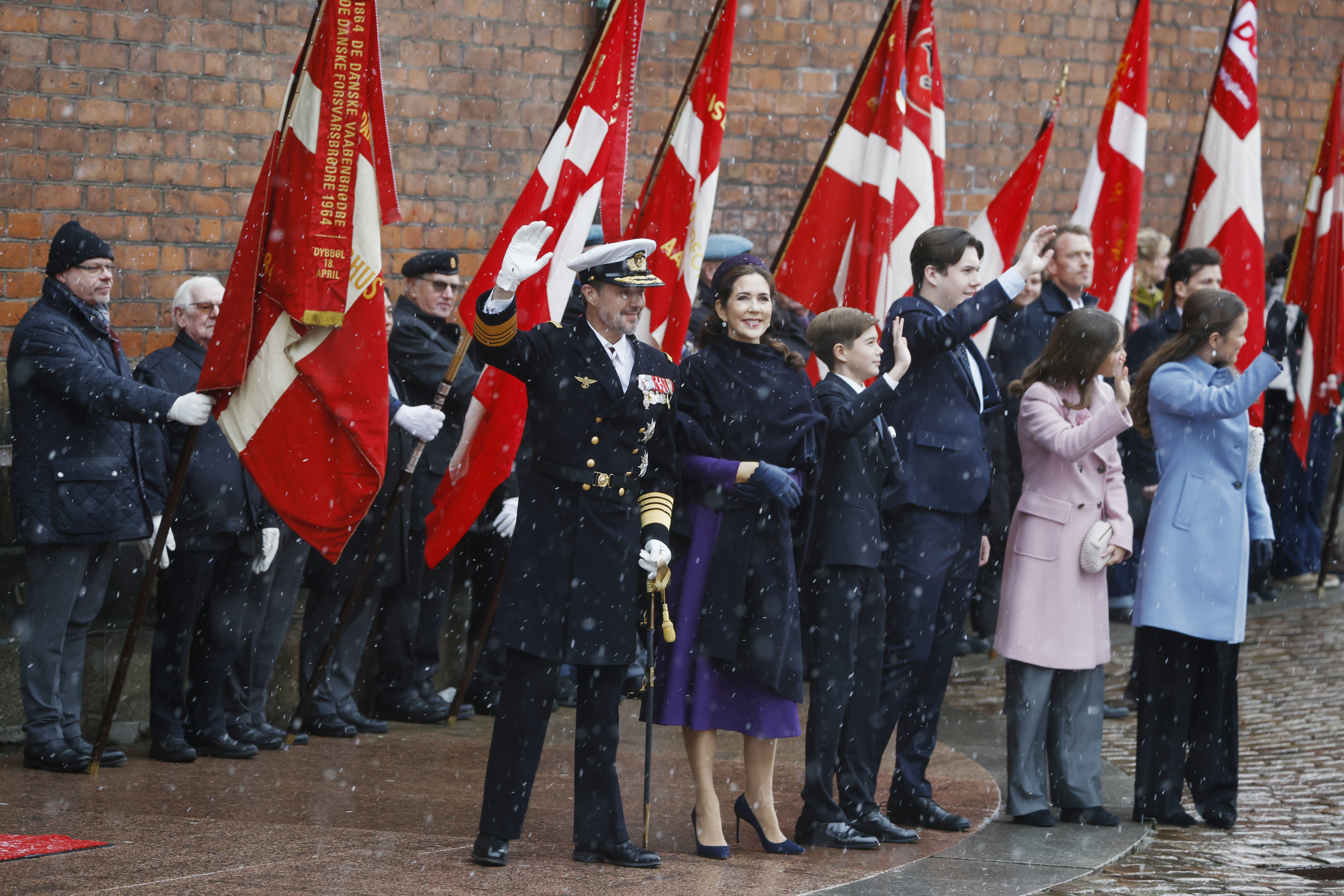 H. M. Kong Frederik den 10. og Dronning Mary med børn ankommer til festgudstjenesten
