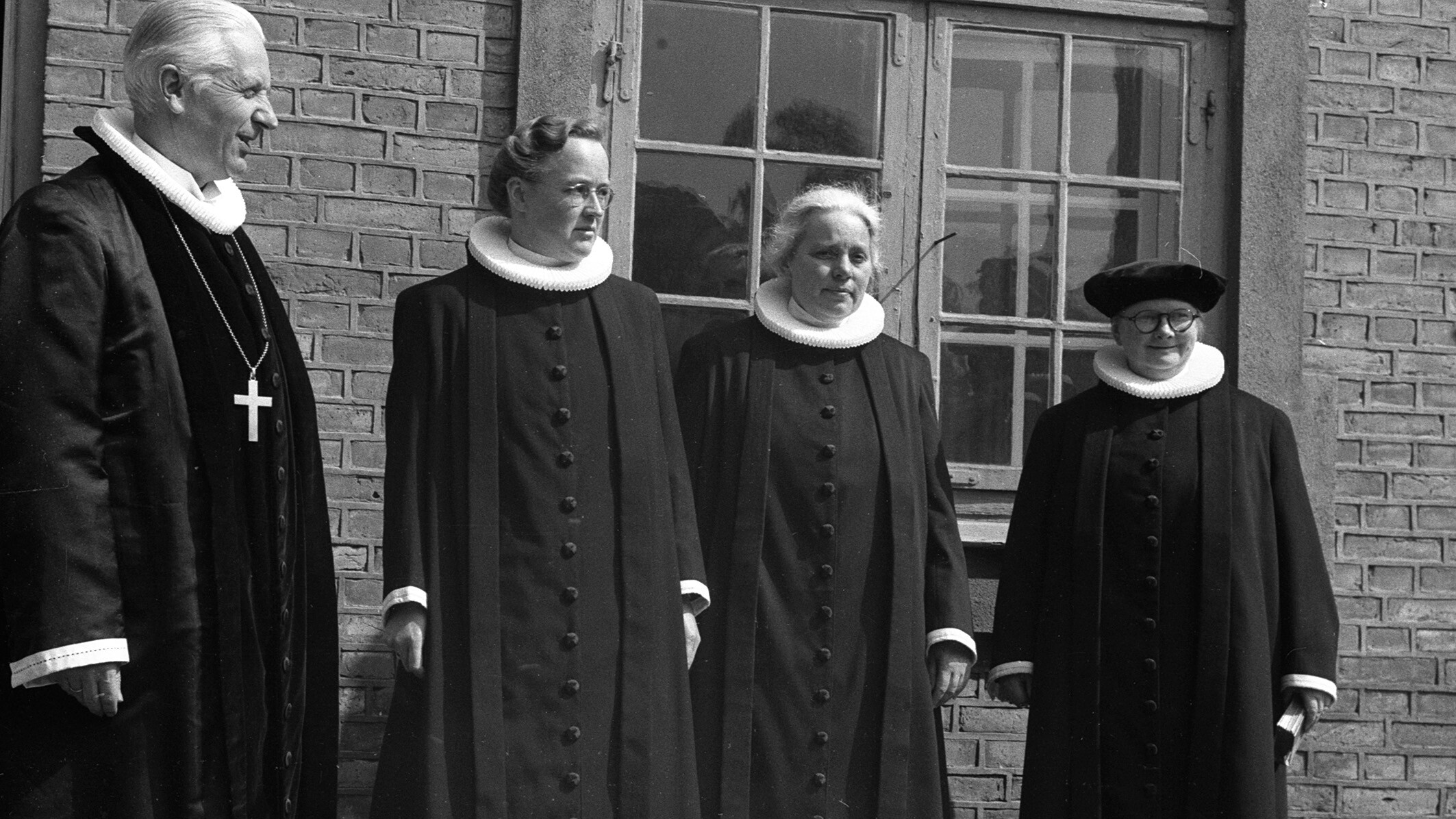 Den 28. april 1948 blev Johanne Andersen, Ruth Vermehren og Edith Brenneche-Petersen ordineret som de første kvindelige præster i Danmark. (Foto: Pressefotograf Arne Bloch, Odense Stadsarkiv)