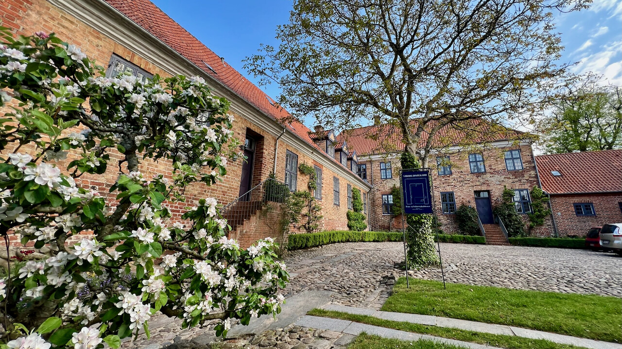 Bispegården i sommertøj