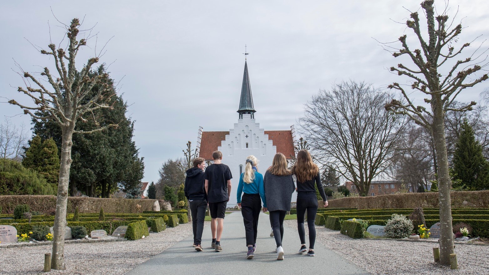 konfirmander der går op mod kirke