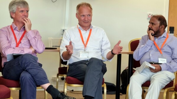 Biskop Henrik Stubkjær i panelsamtale med bispekollegaer fra England og Pakistan.